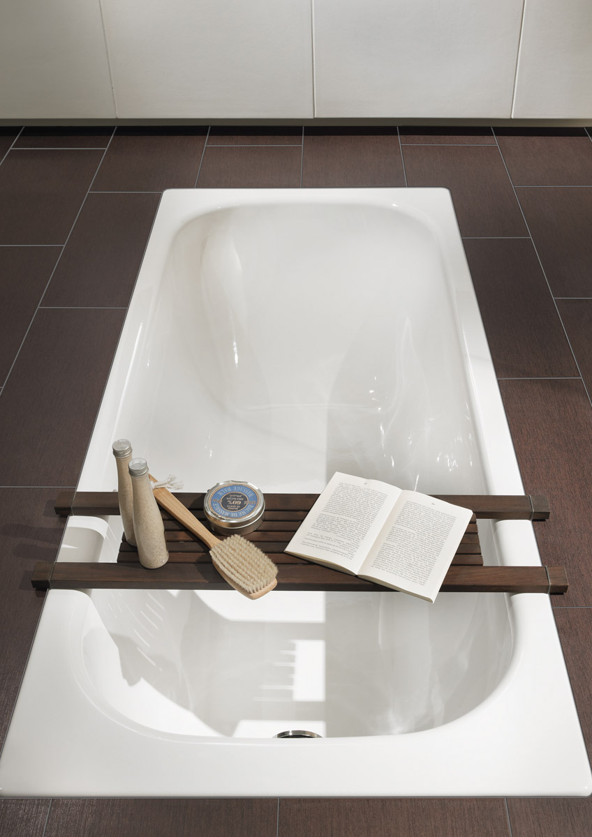 Ebenerdige Badewanne mit braunem Fliesenboden von Bette