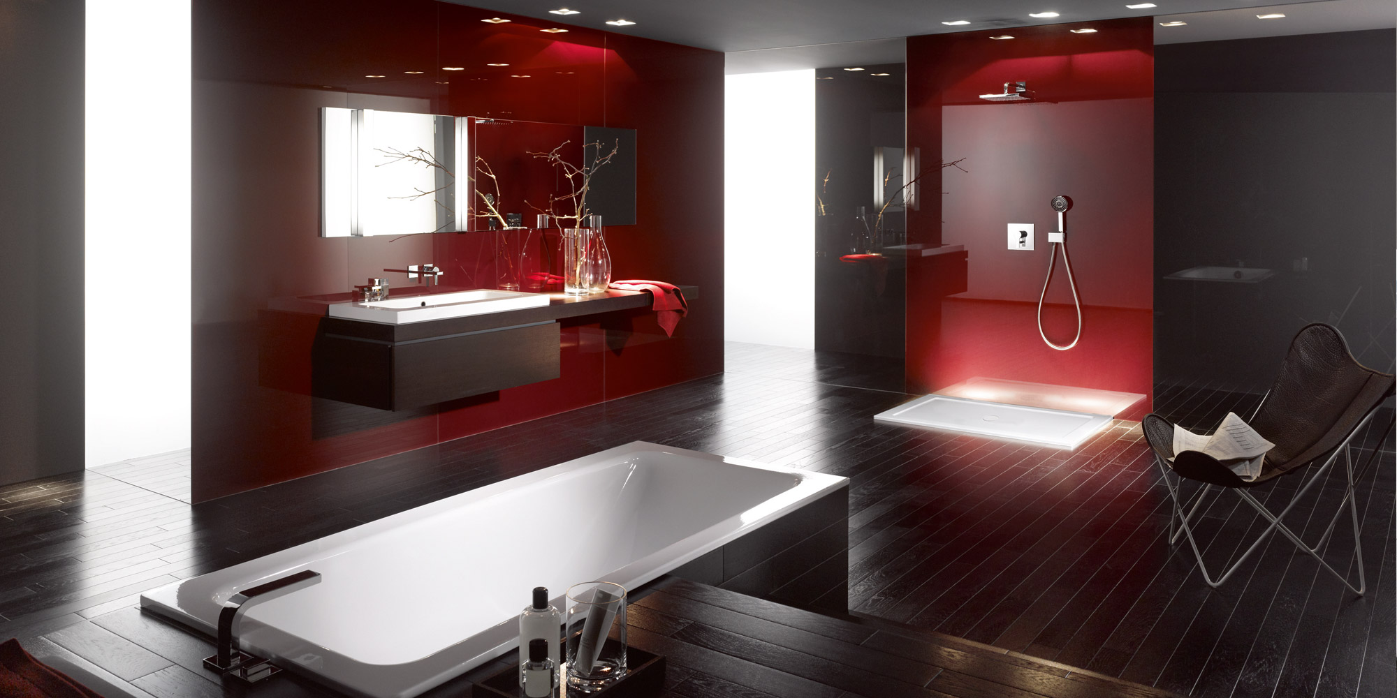 Badezimmer in Rot- und Grautönen von Bette