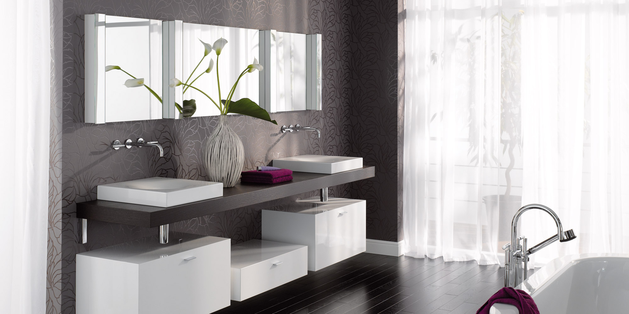 Modernes Badezimmer in Grautönen gehalten von Bette